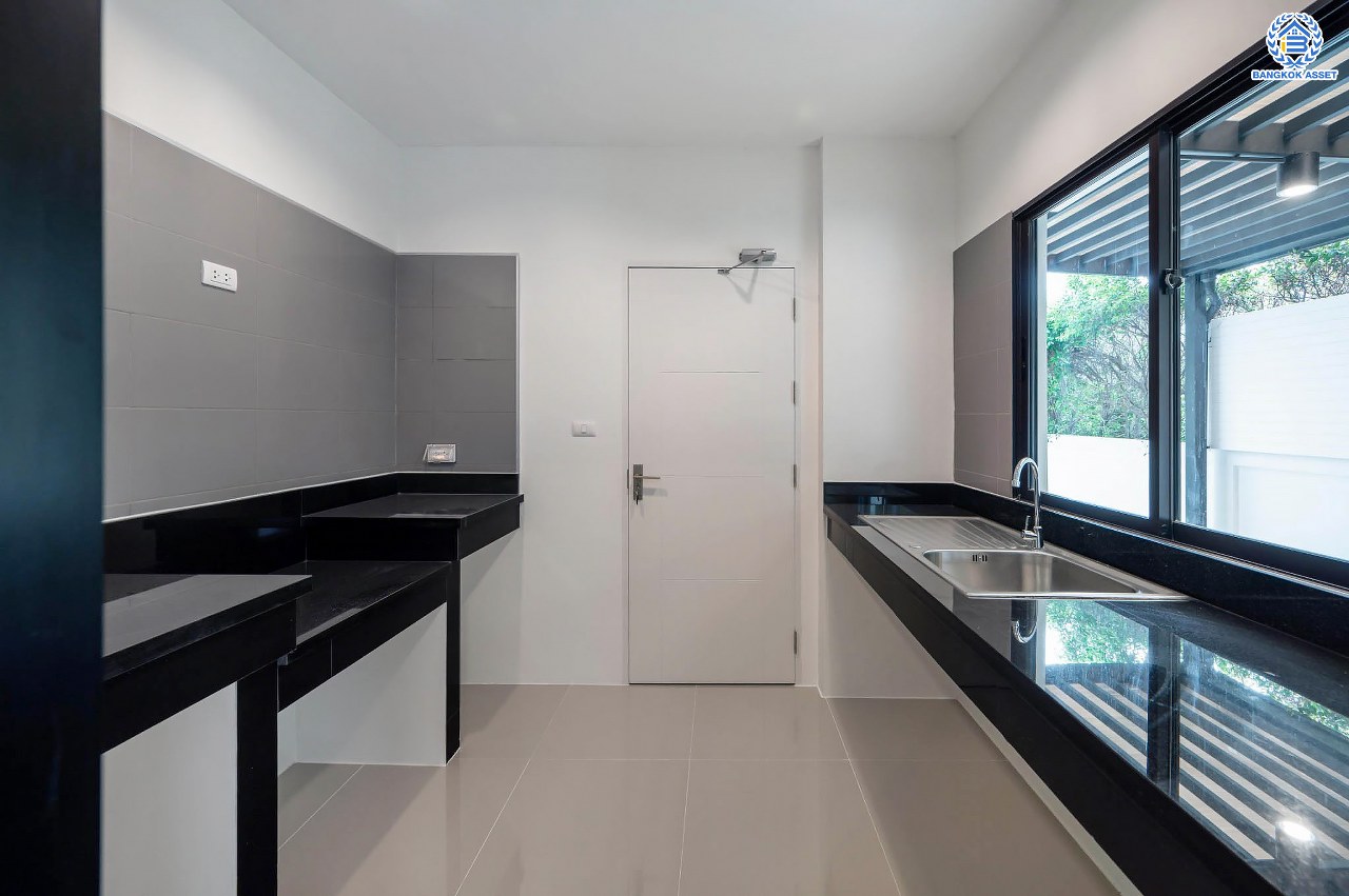 คฤหาสน์สุดหรู ดีไซน์สุด Luxury ติดถนนบรมราชชนนี โครงการ เดอะแกรนด์ ปิ่นเกล้า หลังมุม บนเนื้อที่ถึง 111.6 ตร.ว. ฟังก์ชัน 4 ห้องนอน 5 ห้องน้ำ 1 ห้องแม่บ้าน จอดรถได้ 2 คัน พร้อมบรรยากาศ Private บนทำเลเชื่อมต่อหลายเส้นทาง อาทิถนนบรมราชชนนี, ถนนพุทธมณฑลสาย3 ใกล้เซ็นทรัล ปิ่นเกล้า, ม.มหิดล และทางคู่ขนานลอยฟ้าบรมราชชนนี...